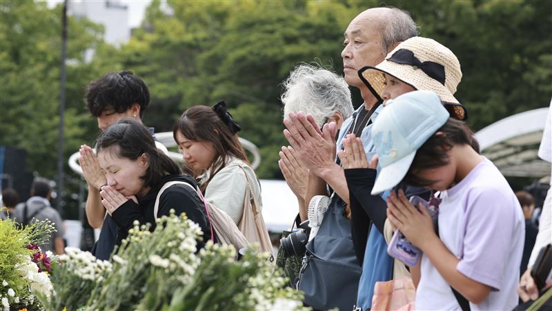 人民在紀念日上為罹難者哀悼。(圖/美聯社/達志影像)