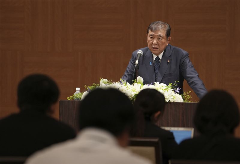 日本首相石破茂在紀念日結束後召開記者會。(圖/美聯社/達志影像)