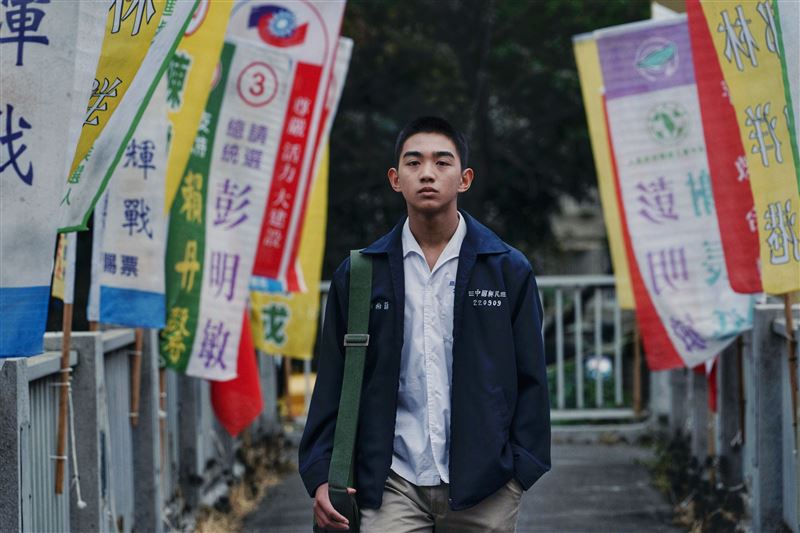 《南方時光》以1996年台海飛彈危機與台灣首次總統直選為背景。(圖/百景映畫提供)