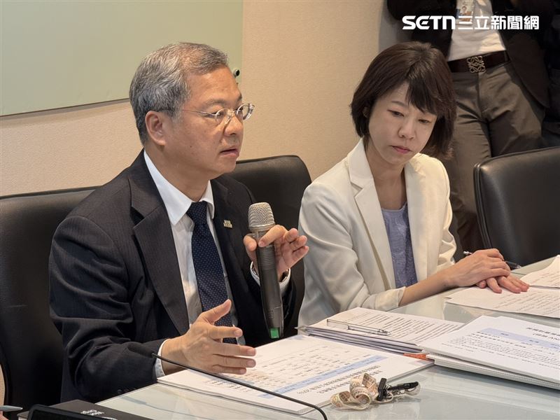 行政院秘書長龔明鑫與經貿談判辦公室副總談判代表顏慧欣說明關稅及產業支持方案相關議題。（圖／記者劉秀敏攝影）