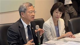 ▲行政院秘書長龔明鑫與經貿談判辦公室副總談判代表顏慧欣說明關稅及產業支持方案相關議題。（圖／記者劉秀敏攝影）