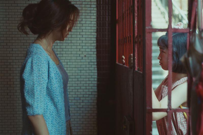 9m88（左）、白小櫻在《女孩》中飾演母女，有不少精采對手戲。（圖／甲上娛樂提供）