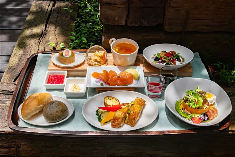 西式套餐主菜鮮嫩多汁的「主廚特製香料雞腿排」以及匯聚12種以上蔬果的「晨曦沙拉」。（圖／飯店旅宿業者提供）