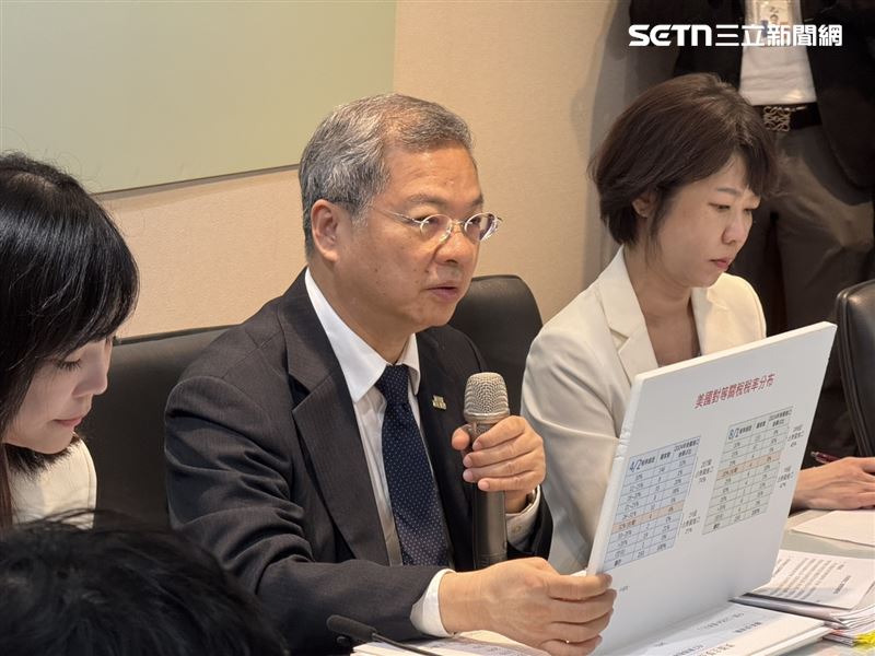 行政院秘書長龔明鑫、經貿談判辦公室副總談判代表顏慧欣說明關稅及產業支持方案相關議題。(圖/記者劉秀敏攝影)