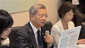 ▲行政院秘書長龔明鑫、經貿談判辦公室副總談判代表顏慧欣說明關稅及產業支持方案相關議題。（圖／記者劉秀敏攝影）