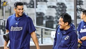 ▲中信兄弟新洋投柯威士、總教練平野惠一聊天。（圖／中信兄弟提供）