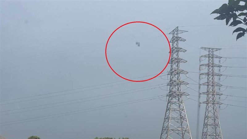 男子吊掛陳屍高壓電塔。(圖/翻攝畫面)