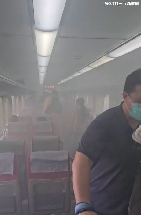列車車廂內濃煙瀰漫,儘管民眾帶了口罩,仍被煙嗆的不停咳嗽。(圖/Threads @p9690110網友授權提供 )
