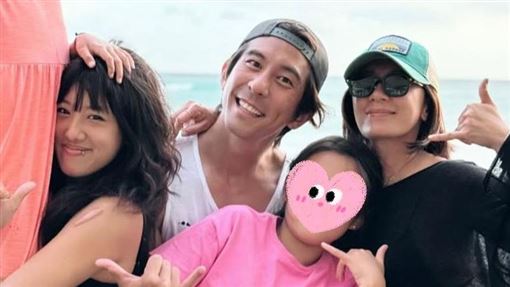 咘咘、波妞長大了！賈靜雯甜蜜全家福曝光