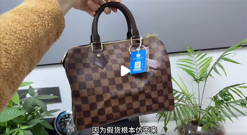 專業包包清潔師調侃,會發臭的LV是真品,因為假貨根本仿不來。(圖/翻攝自小紅書)