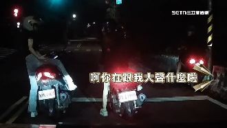 獨／陽明山飆仔邊騎邊玩　駕駛勸阻遭圍車