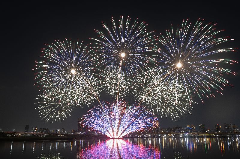 2025大稻埕夏日節6日晚間舉行首場主題煙火秀,設計以紫色、五彩漸層的煙火交錯綻放,輝映出大稻埕融合歷史底蘊與現代風華的意象。(圖/中央社)