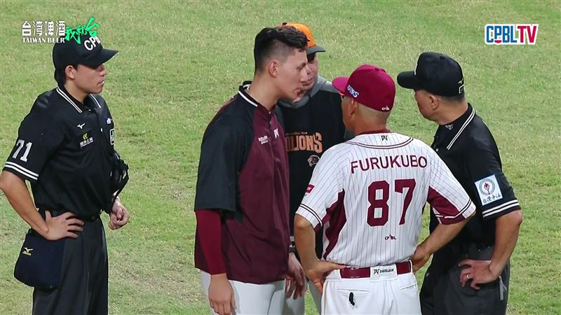 樂天桃猿主場因為燈光故障,比賽暫停10分鐘。(圖/翻攝自CPBLTV)