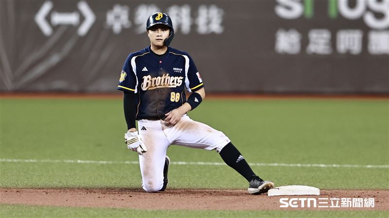 中信兄弟右外野手宋晟睿在二壘遭到牽制出局。(圖/記者劉彥池攝影)