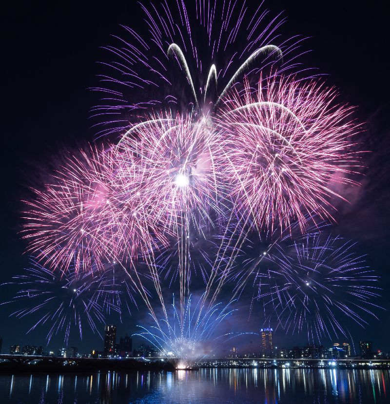 300秒「萬紫埕紅」煙火點亮夜空,為黑夜增添繽紛色彩。(圖/中央社)