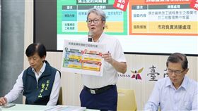 台南加速媒合災區房屋修繕行政院雲嘉南災後復原前進指揮所指揮官陳金德（中）與台南市副市長葉澤山（左）6日出席於民治市政中心舉行的聯合說明記者會，宣布將由教育部協調5所大學工班加入拆除或修繕受損房屋。（台南市政府提供）中央社記者楊思瑞台南傳真　114年8月6日