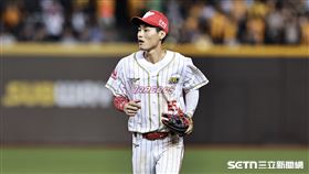 ▲中職36年例行賽，味全龍游擊手張政禹發生傳球失誤。（圖／記者劉彥池攝影）