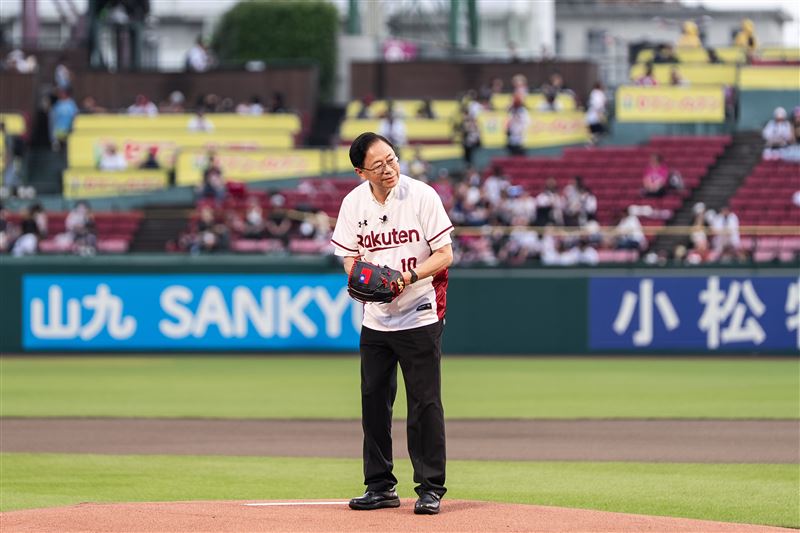 桃園市長張善政受邀至日本東北樂天金鷲棒球隊主場參加賽事開球儀式,並擔任開球嘉賓。(圖/桃園市政府提供)