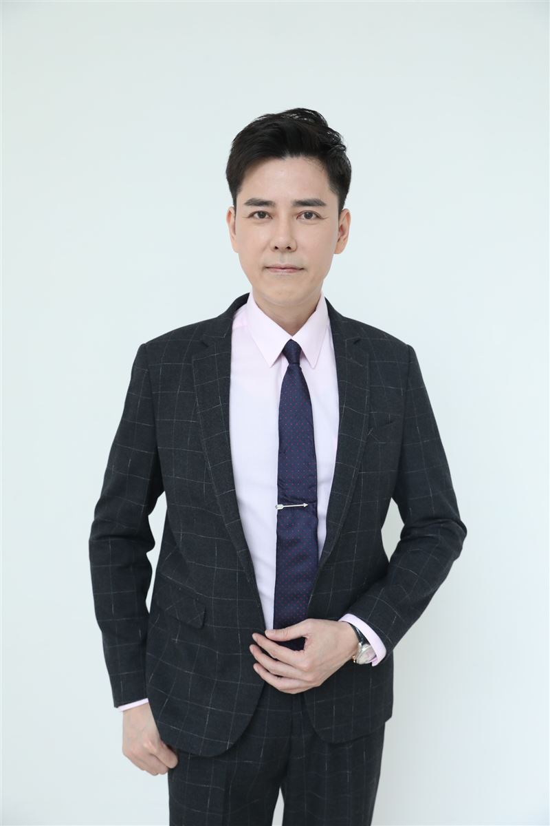 丁力騏飾演律師壓力大。（圖／民視提供）
