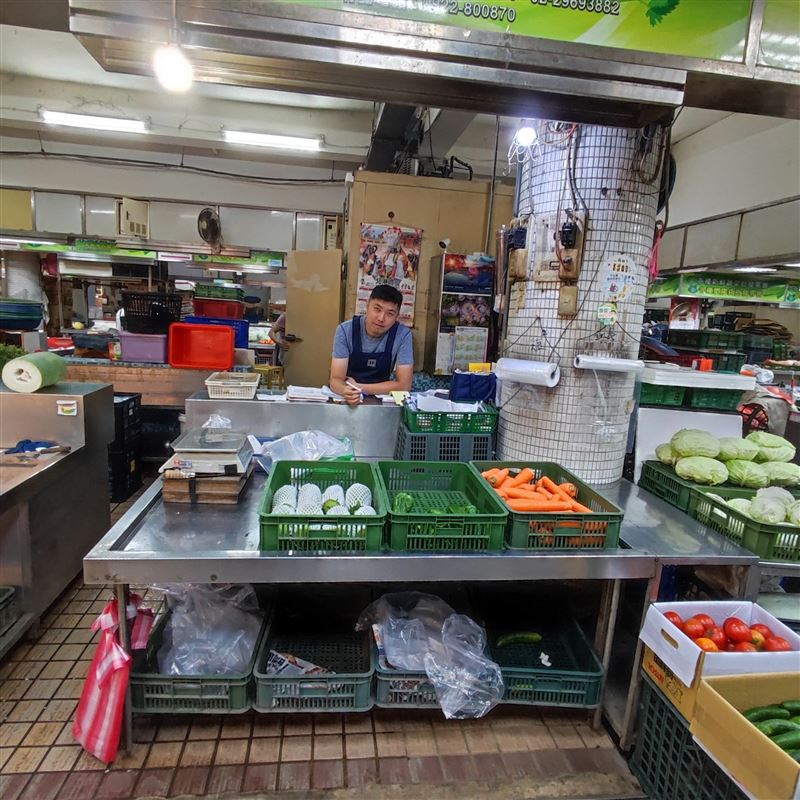 廖炯程攤位上沒幾樣菜，他嘆沒有菜可以進貨。（圖／翻攝自廖炯程臉書）