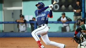 ▲富邦悍將蔡佳諺在家鄉台東開轟。（圖／翻攝自富邦悍將臉書）