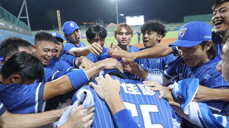 富邦悍將蔡佳諺在家鄉台東開轟,賽後獲選單場MVP。(圖/翻攝自富邦悍將臉書)