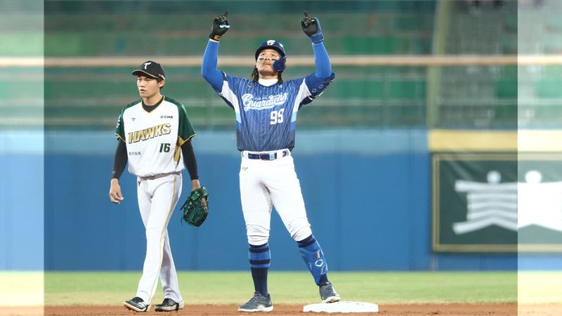 富邦悍將張育成單場敲回2打點。(圖/翻攝自富邦悍將臉書)