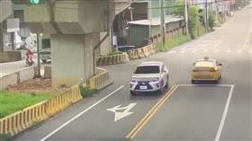 ▲桃園楊梅3日清晨發生持刀搶案，犯嫌搶奪20萬元後駕駛銀色車輛逃逸。（圖／翻攝畫面）