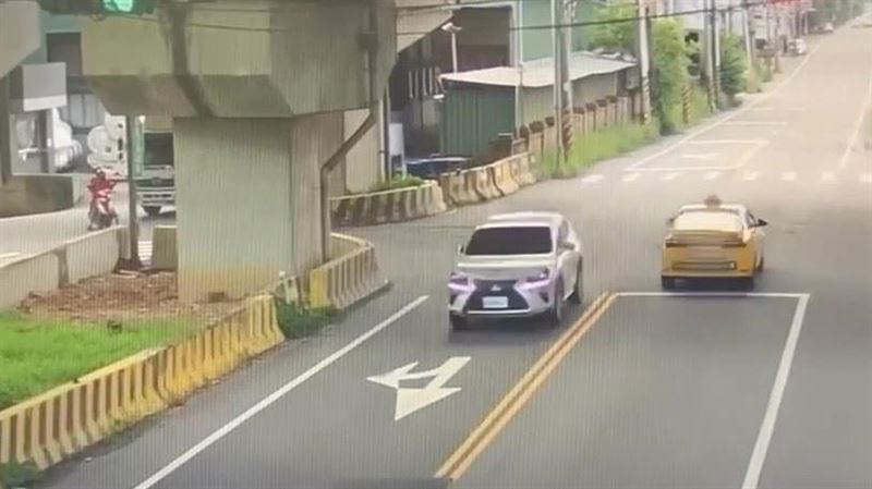 桃園楊梅3日發生持刀搶案，犯嫌搶奪20萬元後駕駛銀色車輛逃逸。（圖／翻攝畫面）