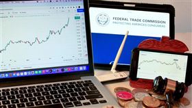 ▲美國對台課稅衝擊台股，00878逆勢放量成資金避險首選，高股息ETF配息穩定具抗跌力，成震盪市場中防禦型標的，00878公布第三季配息金額，適逢新制實施引發市場關注，00878累計投資人突破182萬人，被視為國內國民ETF代表。（示意圖／PIXABAY）