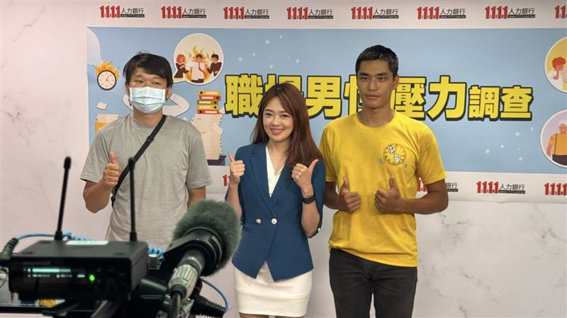 1111人力銀行父親節前夕公布「職場男性壓力調查」,揭露台灣男性背後難以言說的沉重壓力,近九成五自覺身心負荷沉重,家庭經濟支出為男性最大壓力來源,逾四成須上繳七成以上薪資,黃仁勳、張忠謀成理想父親代表,顯示成功穩定形象仍受推崇。(圖/記者師瑞德攝影)