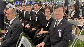 駐日代表李逸洋　代表台灣首次參加廣島原爆紀念儀式駐日代表李逸洋（右1）6日代表台灣首度出席廣島市和平紀念儀式。他被安排的座位與美國駐日本大使葛拉斯（George Glass）僅有數席之隔，兩人在儀式前握手寒暄。（駐日代表處提供）中央社記者戴雅真廣島傳真　114年8月6日