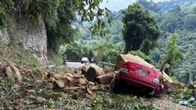 苗栗,泰安,落石,砸車,意外,受困,搶救（圖／翻攝畫面）