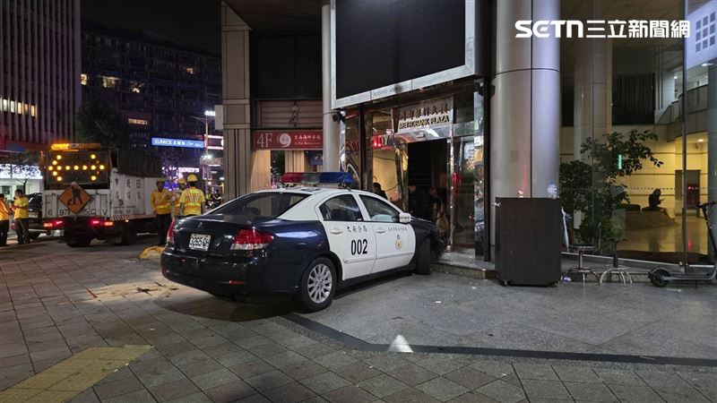 台北市今天(7日)凌晨驚傳警車自撞事故。(圖/翻攝畫面)