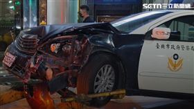 大安警分局,敦化派出所,台北,台北市,員警,警車,玻璃門,雙腿,男女,柱子,路人,自撞▲圖片描述。（圖／翻攝畫面）