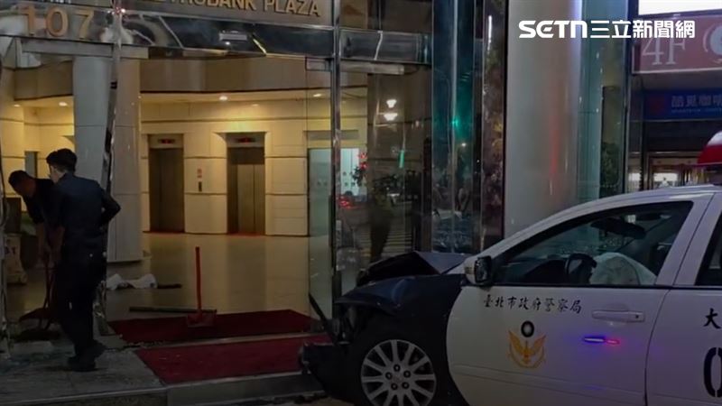 事故波及一對男女,雙腿遭玻璃割傷,送醫無大礙。(圖/翻攝畫面)