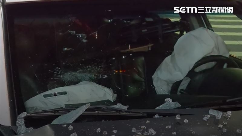 撞擊後安全氣囊全爆開。(圖/翻攝畫面)