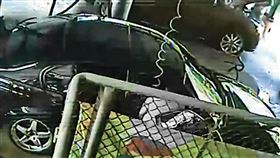 因為圍欄阻擋，監視器並未拍下鄺男犯案的細節。（翻攝畫面）