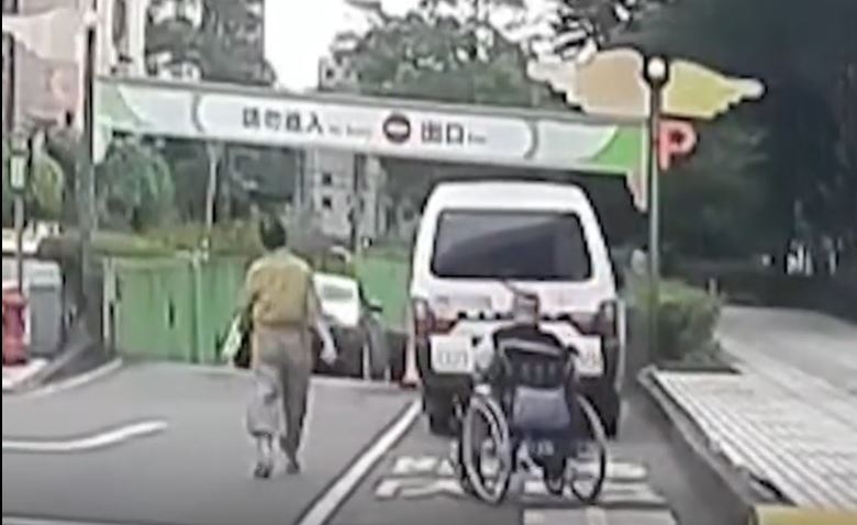 看護忘煞輪椅翁滑入車陣:嚇閃人生跑馬燈