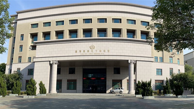 爬梯查排水…男子重摔昏迷!搶命8天不治