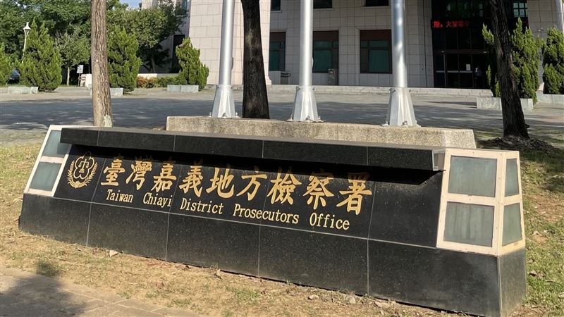 嘉義市53歲高姓男子,日前爬梯子查看屋簷排水是否暢通,不慎重摔,送醫搶救不治。(圖/翻攝畫面)