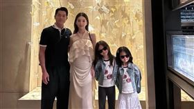 方媛曬出全家幸福合照。（圖／翻攝自方媛小紅書）