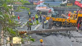 土城區凌晨爆發恐怖意外，讓附近住戶全嚇傻。（圖／翻攝自我是土城人）