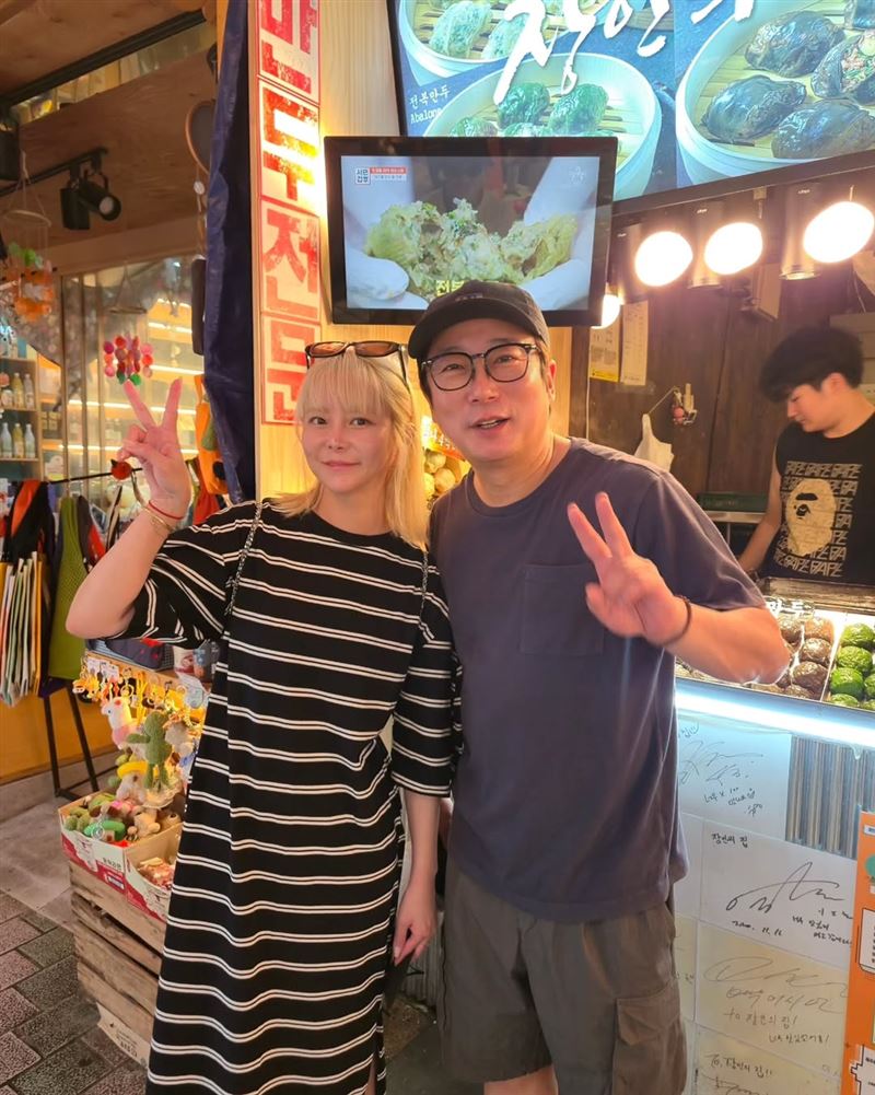 李壽根(右)驚爆為妻子朴智妍(左)出售市值高達30億韓元的房產。(圖/翻攝自朴智妍 IG)