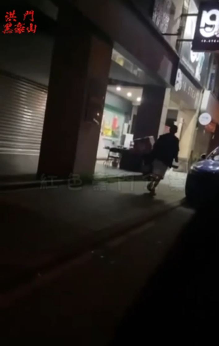 張姓嫌犯於5日凌晨潑灑不明液體後,便快速逃逸。(圖/翻攝黑色豪門企業)