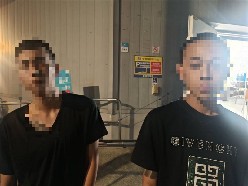 宜蘭分局逮捕張姓主嫌(下圖右)、李嫌(下圖左),一人負責潑泥水,一人負責開車接應拍照。(圖/翻攝畫面)