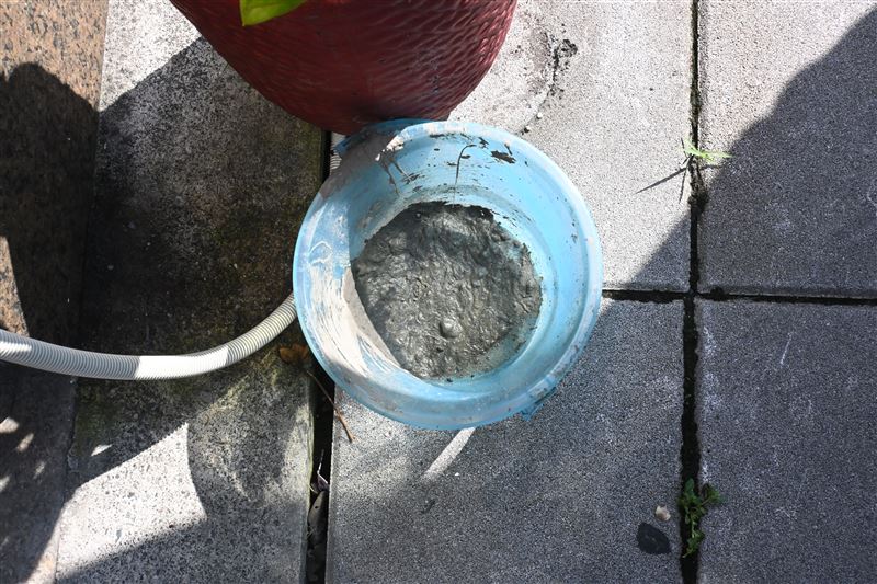 嫌犯潑灑的是泥水,並非外界所傳潑糞。(圖/記者黃國瑞攝影)