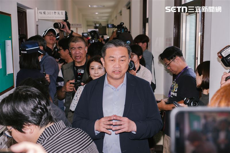 王定宇表示,先前國造潛艦海昌案就有過機密會議,嗆徐巧芯「妳做得還不夠久」。(圖/記者楊士誼攝影)