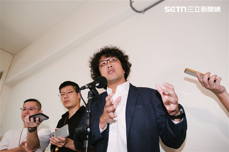 沈伯洋指出，徐巧芯在走廊不斷咆哮，是因為她需要有時間表演，「機密會議沒有直播，她要怎麼表演？所以必須在走廊把該表演的要表演完，這是個非常不妥的表現方式」。（圖／記者楊士誼攝影）