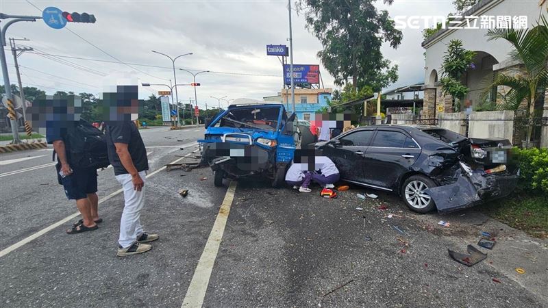 68歲江姓婦人當場被撞倒，婦人被壓在車下，當場沒了呼吸心跳，送醫搶救，於當天傍晚5時許不治。（圖／翻攝畫面）